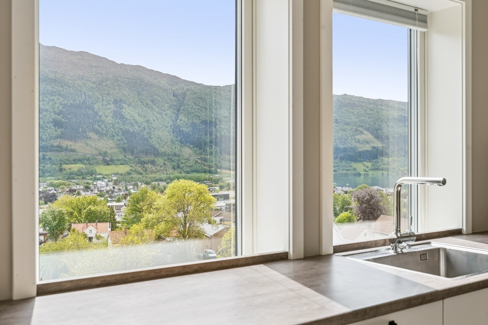 Med denne vakre utsikta som bakteppe til både matlaging og oppvask, blir det kjekt å tilbringe tid på kjøkkenet. Galleribilde