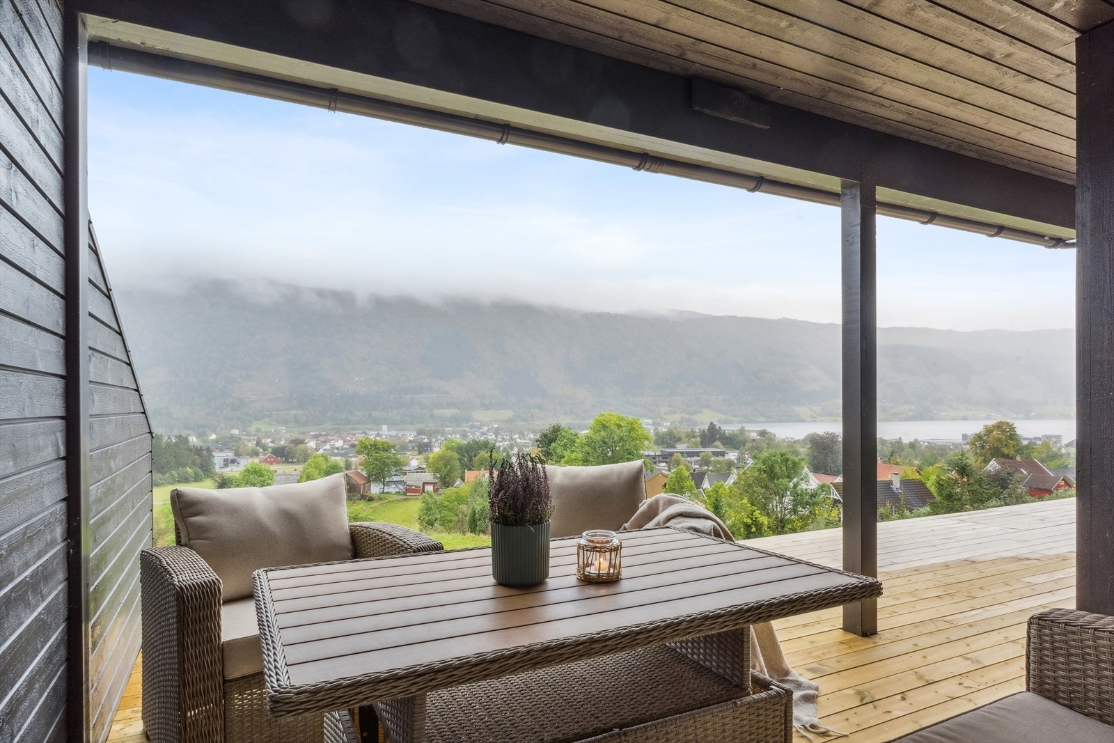 Her kan ein nyte varmare dagar utandørs, med flott utsikt sjølv frå bakkeplan. Galleribilde