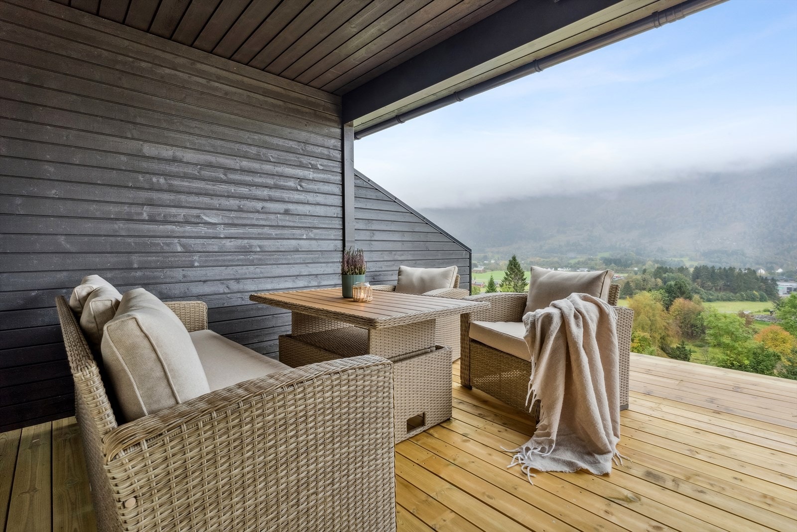 Frå hovedsoverommet er det direkte utgang til dels overbygd terrasse. Galleribilde