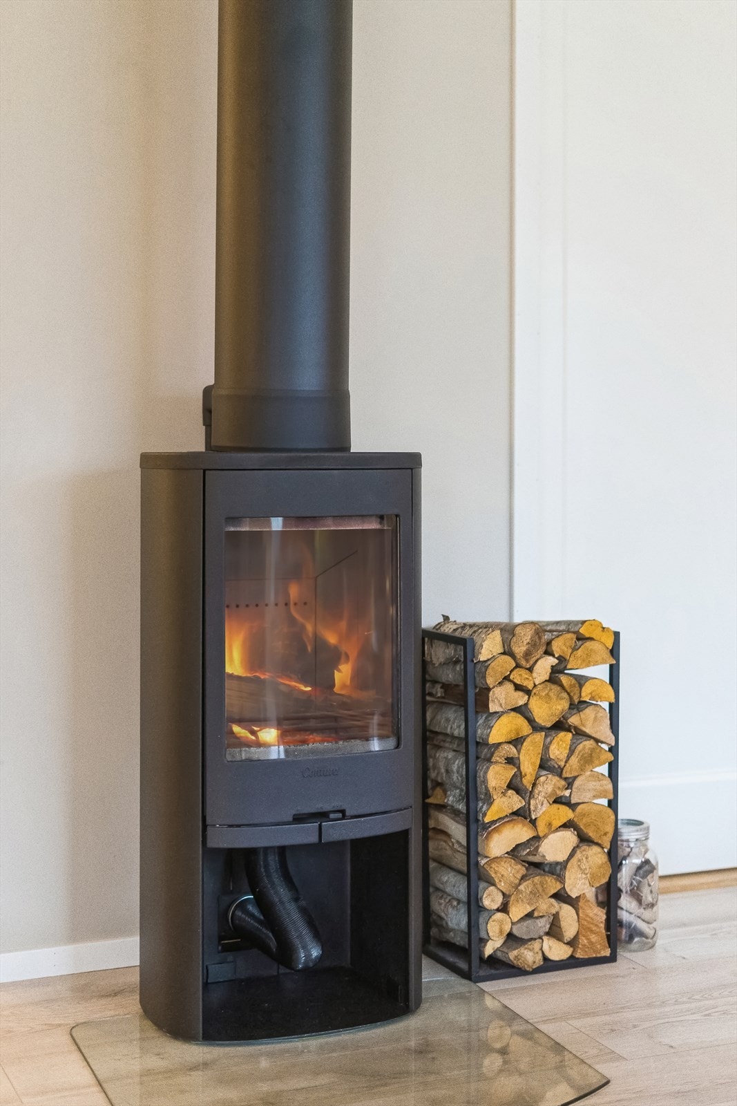 Moderne vedomn med stilfull stålrørspipe sørger for ekstra varme og kos på dei kaldaste dagane, samtidig som den blir eit flott blikkfang i rommet. Galleribilde