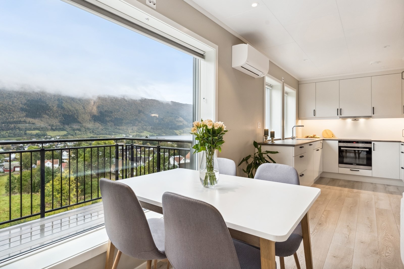 Her kan ein nyte smakfulle måltid og gode samtalar rundt middagsbordet, til den flotte utsikta i bakgrunnen. Galleribilde