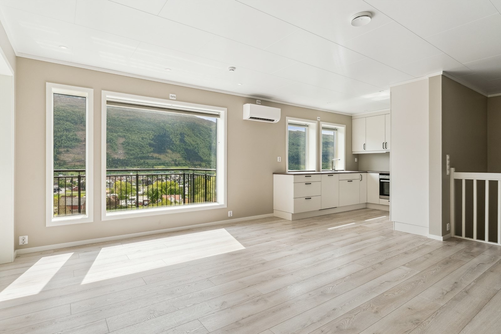 Bustaden var ferdigstilt i 2022, og har ei god og arealeffektiv planløysing over to plan, med opphaldsromma plassert i øverste etasje med fint utsyn mot sentrum. Galleribilde