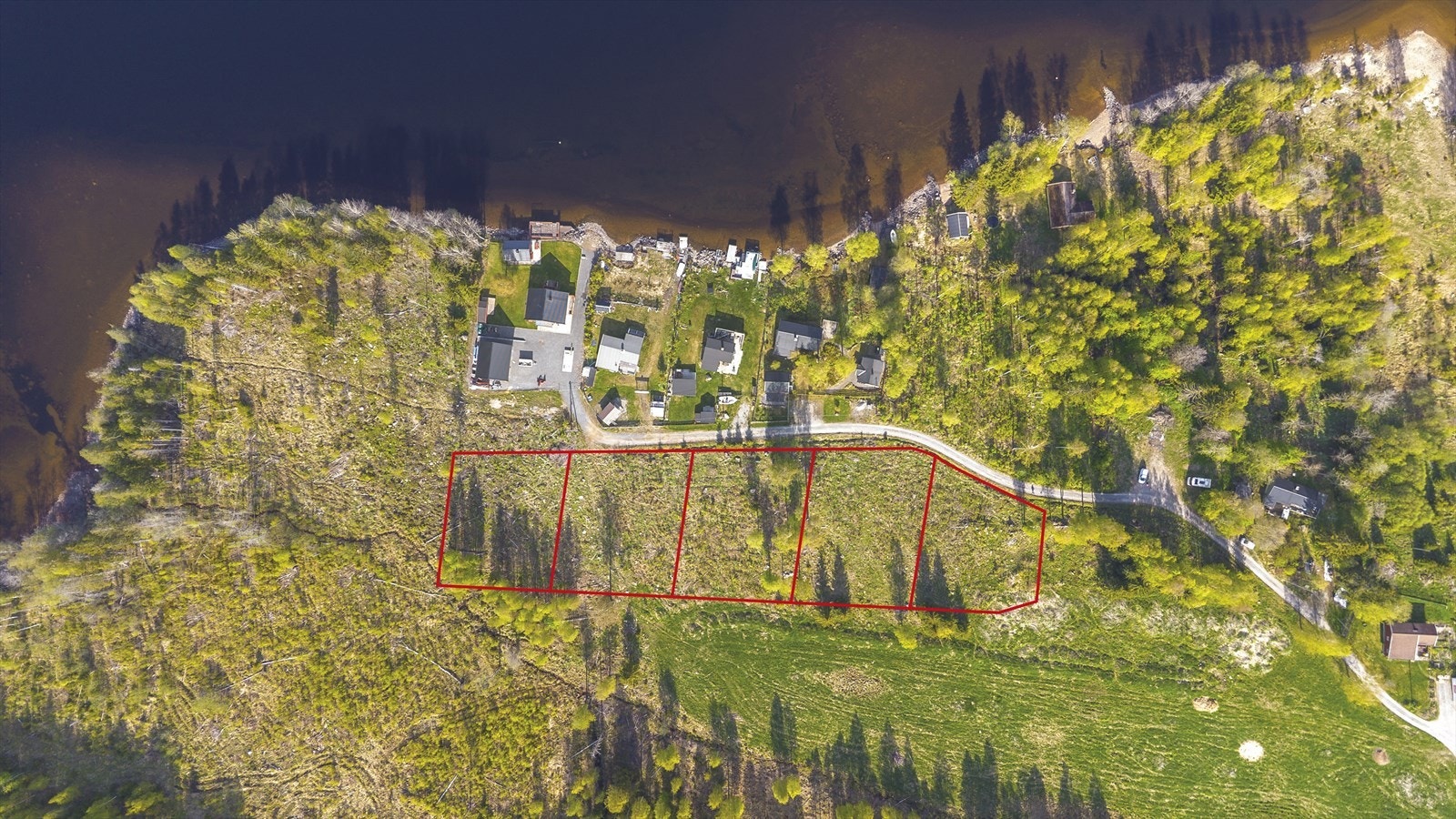 Her selges fem attraktive hyttetomter i naturrikt område. Det vil bli lagt til rette for fellesområde og brygge med båtplass på område til venstre for tomtene. Galleribilde