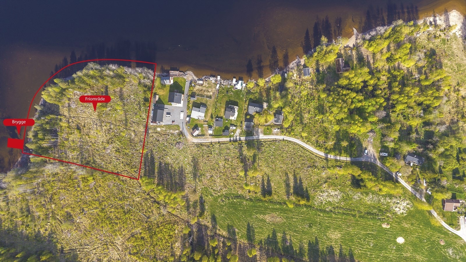 Det er lagt opp til fellesområde for hyttene samt brygge med båtplass til hver av de 5 hyttene. Dette vil være et spleiselag mellom hyttene. Galleribilde