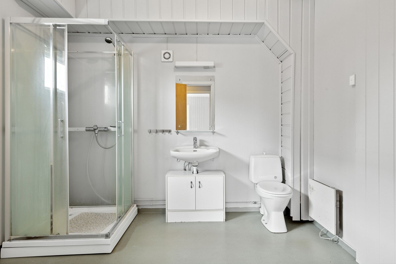 Bad med opplegg for vaskemaskin Galleribilde