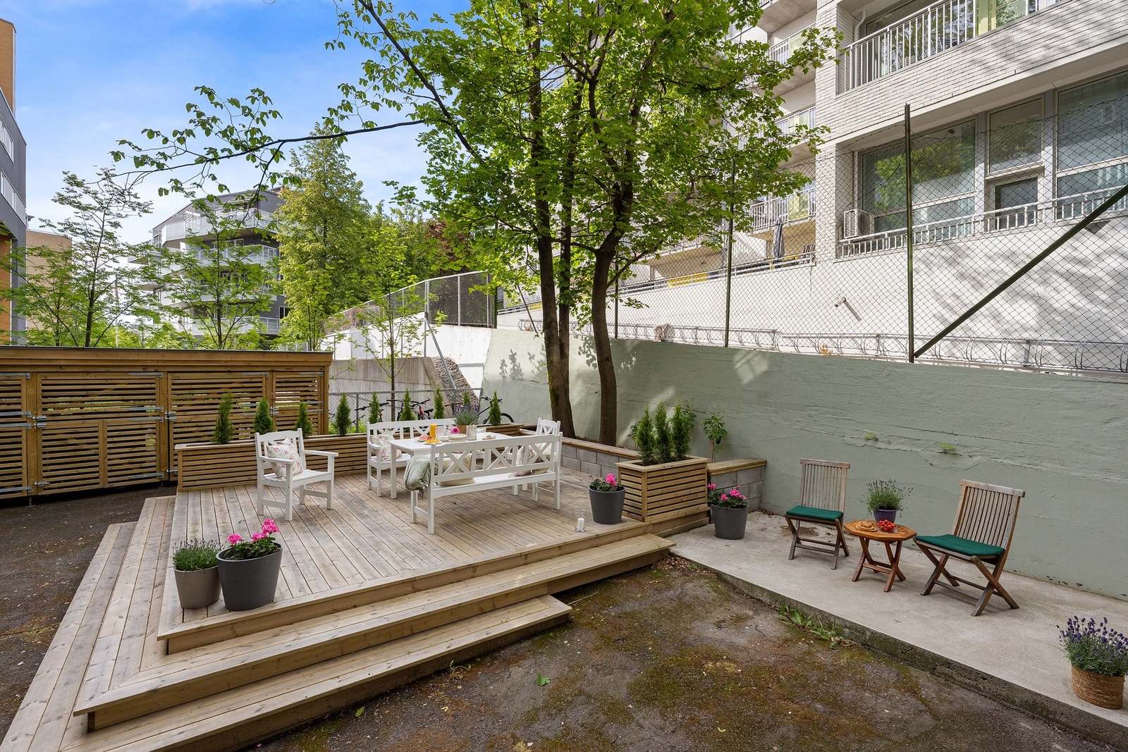 Det er laget hyggelig terrasseområde i bakgården Galleribilde