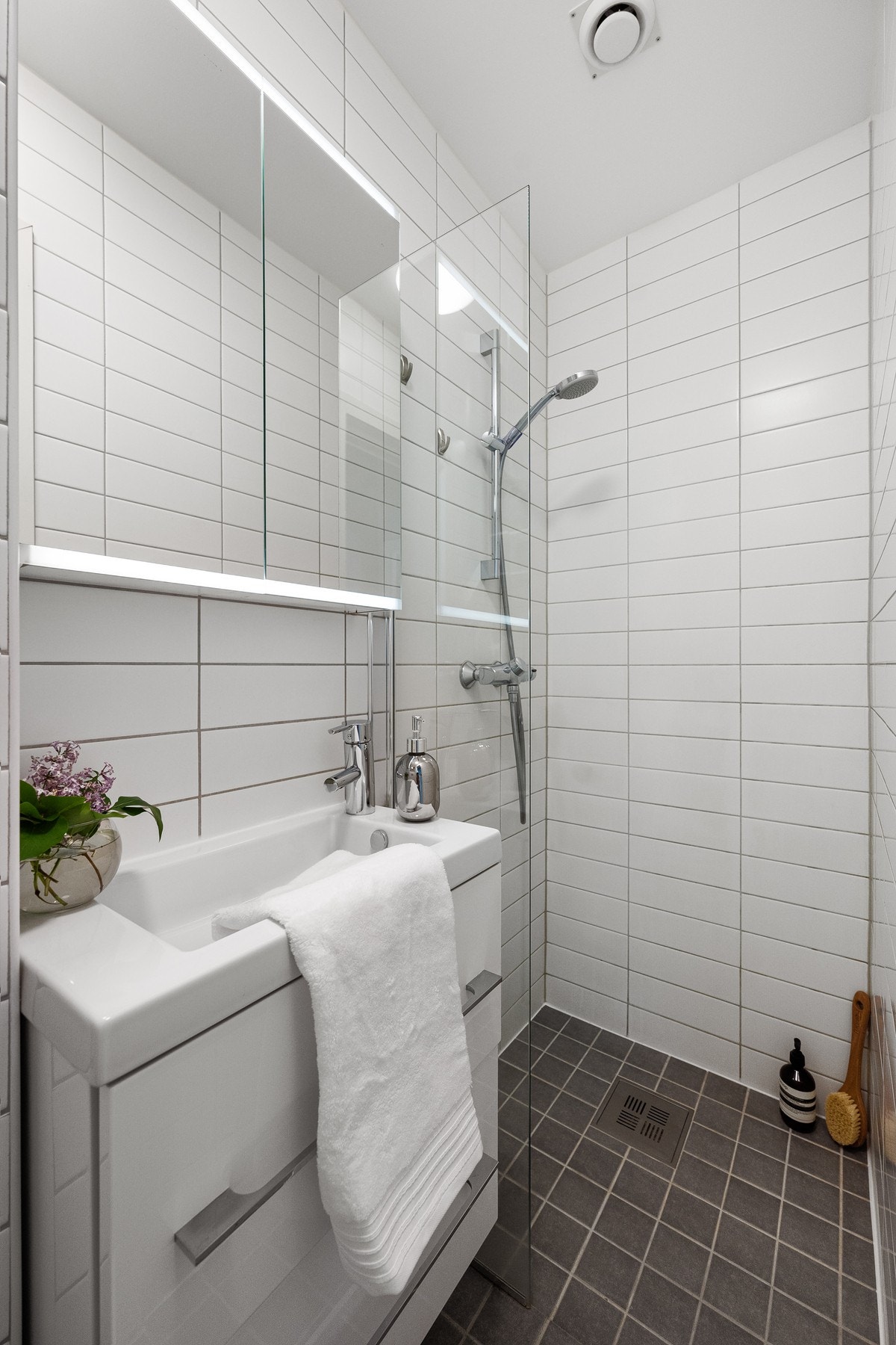 Det er felles vaskerom i bygget, hvor man setter sin egen vaskemaskin. Galleribilde