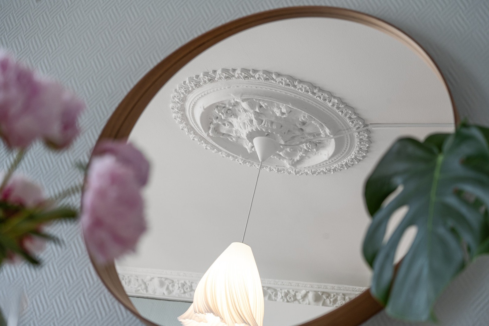Klassiske detaljer i rommets himling, med rosett og stukkatur Galleribilde