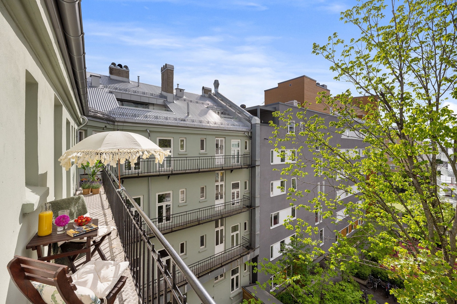 Den vestvendte brannbalkongen er solrik og vender inn mot bakgården Galleribilde