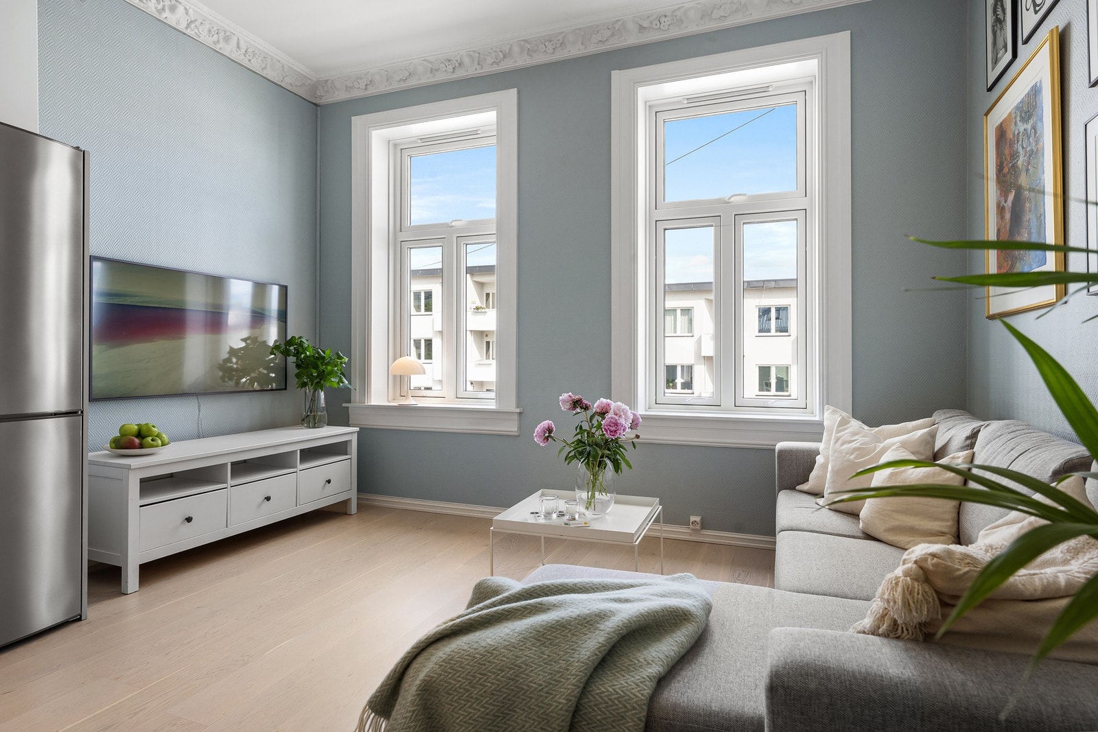 Lys og hyggelig stue med store vindusflater. Vinduer med 4-lags isolerinsglass fra 2021 Galleribilde