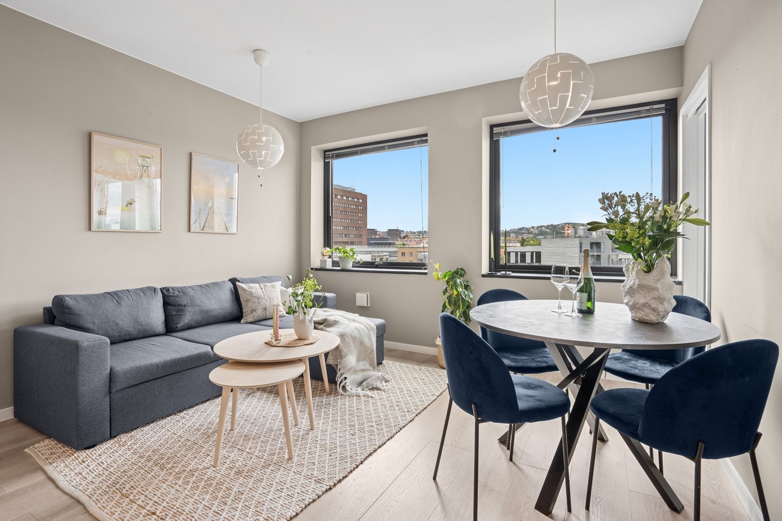 I stuen blir du møtt med fantastisk utsikt! Stuen har store vindusflater som gir mye naturlig lys til rommet. Galleribilde