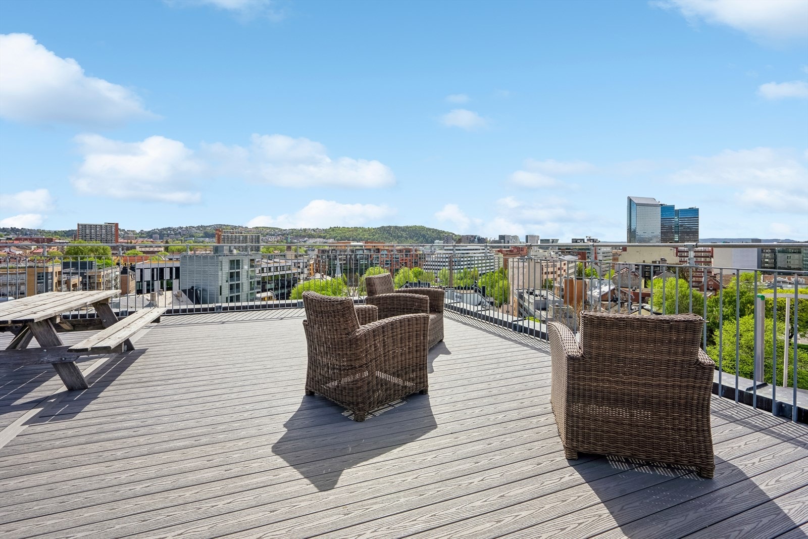 Her kan du nyte utsikten på varme vår- og sommerdager! Galleribilde