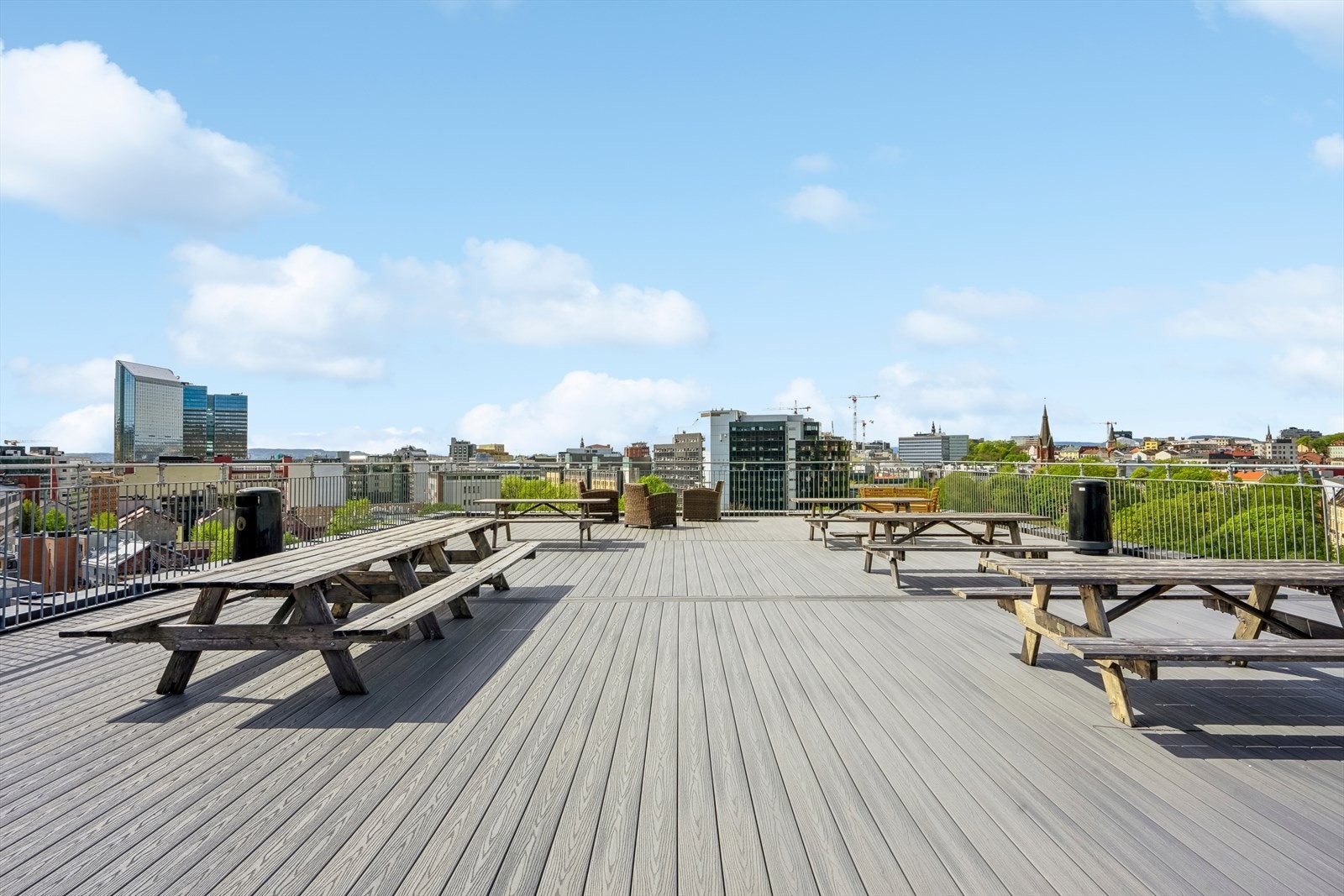 På toppen av bygget disponerer beboerne en solrik felles takterrasse med panorama utsikt over Oslo by! Galleribilde