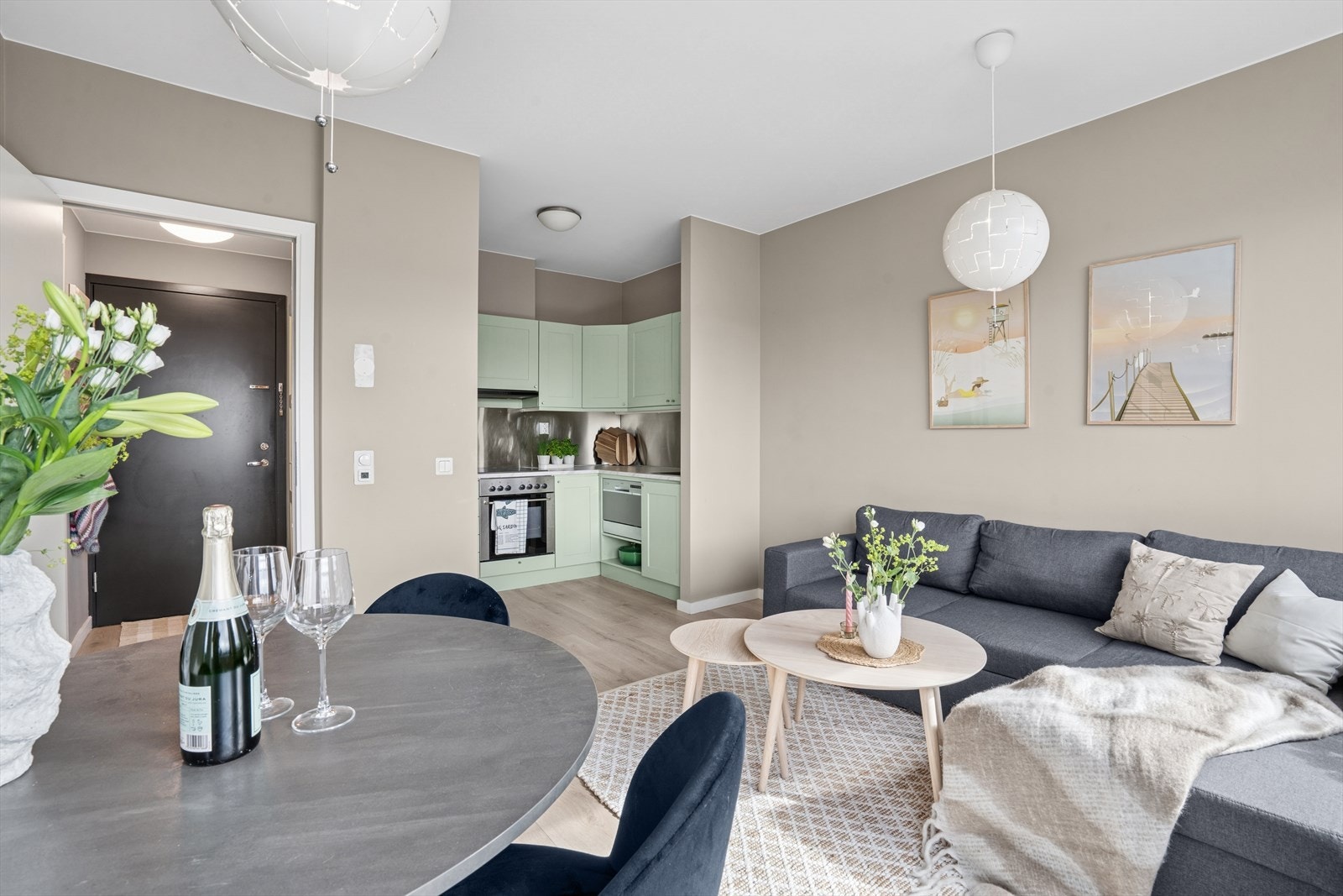 Åpen stue- og kjøkkenløsning som skaper en sosial atmosfære. Galleribilde