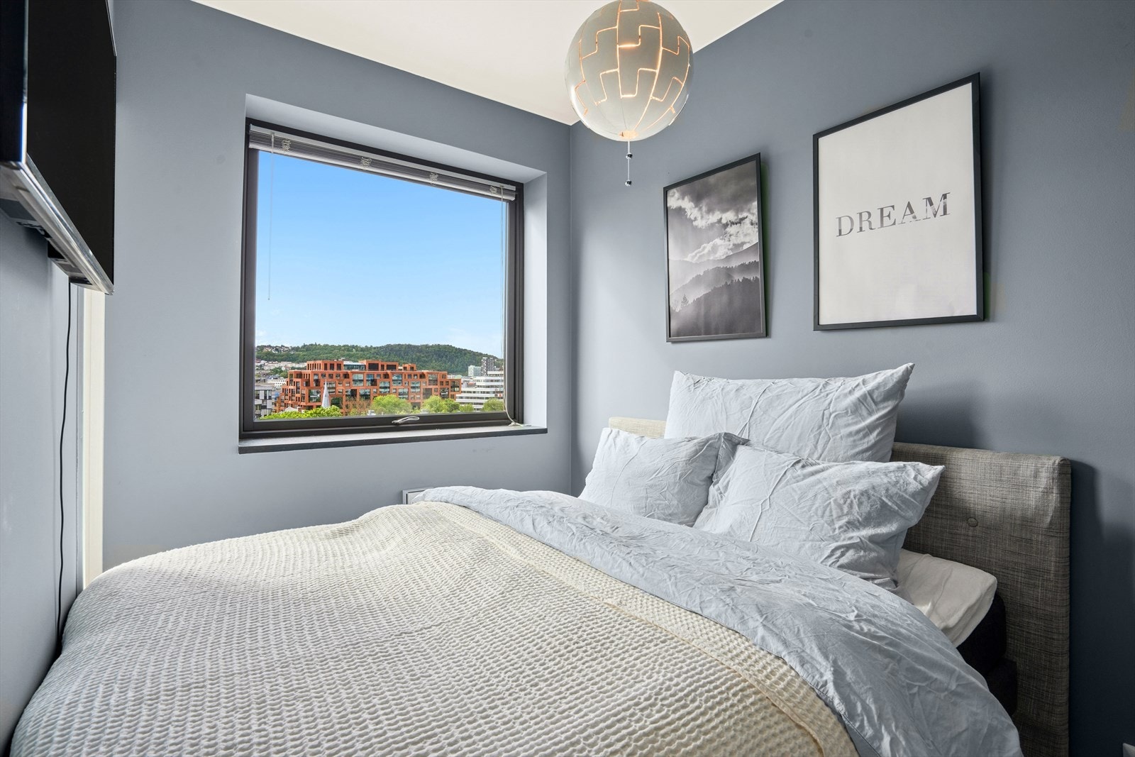 Vinduet på soverommet gir masse naturlig lysinnslipp. Galleribilde