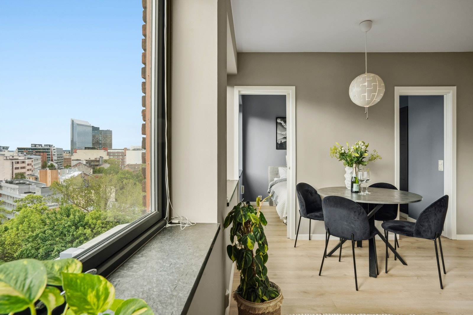 Stuen har god plass til sofagruppe og spiseplass. Galleribilde