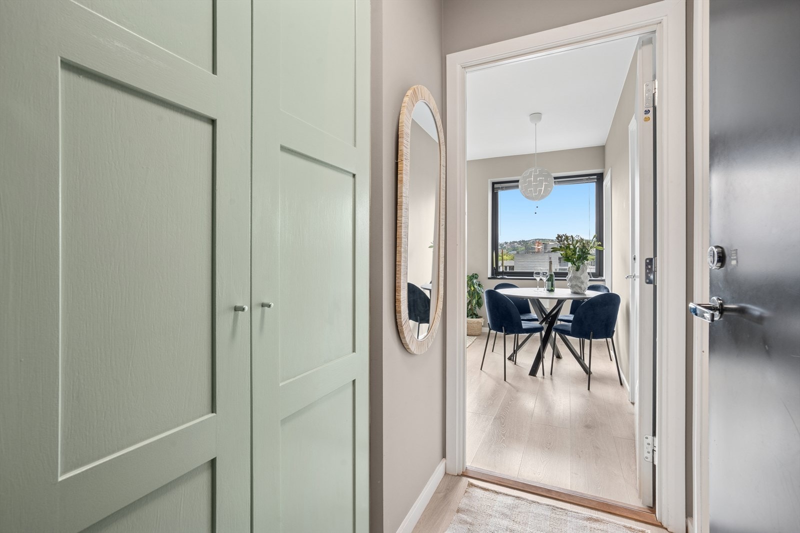 En innbydende entré med med god plass til å henge fra seg yttertøy. Innredet med garderobeskap. Galleribilde