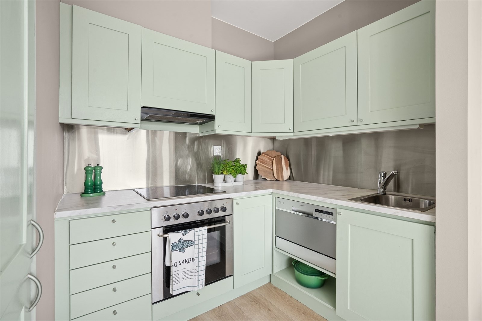 Pent kjøkkenet fra 2005, med integrerte hvitevarer som platetopp, stekeovn og oppvaskmaskin (mindre en standard størrelse). Galleribilde