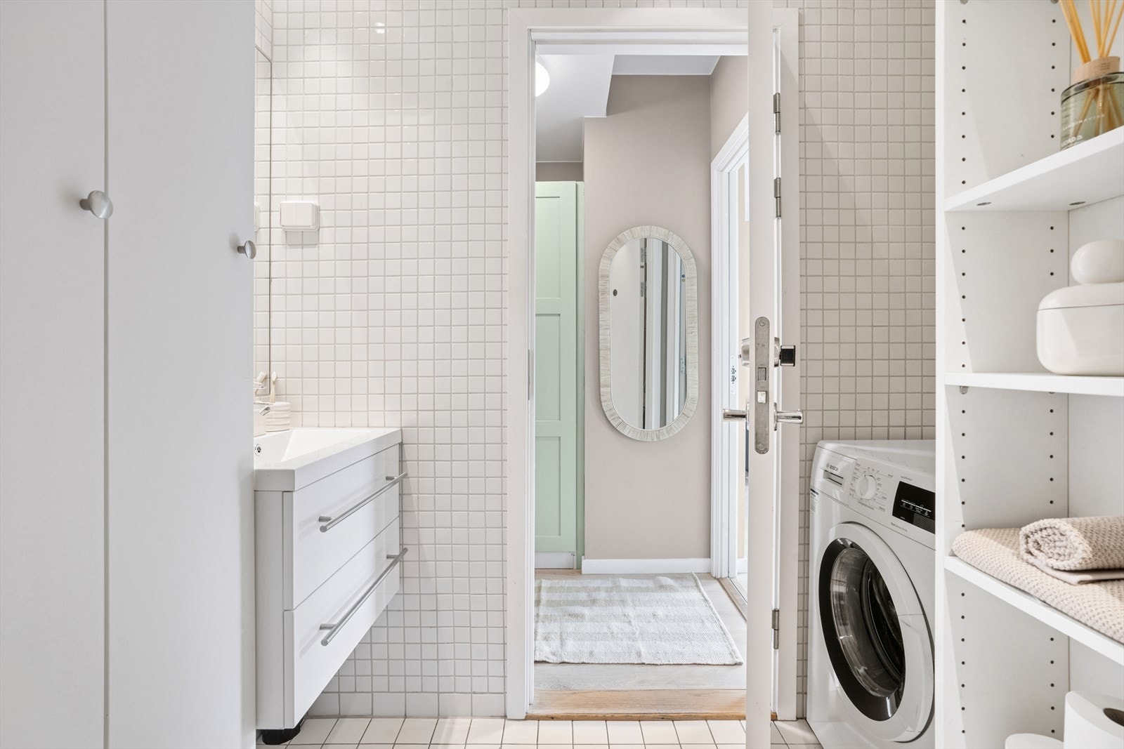 Lyst og pent flislagt bad med varmekabler i gulv og down lights i taket. Galleribilde