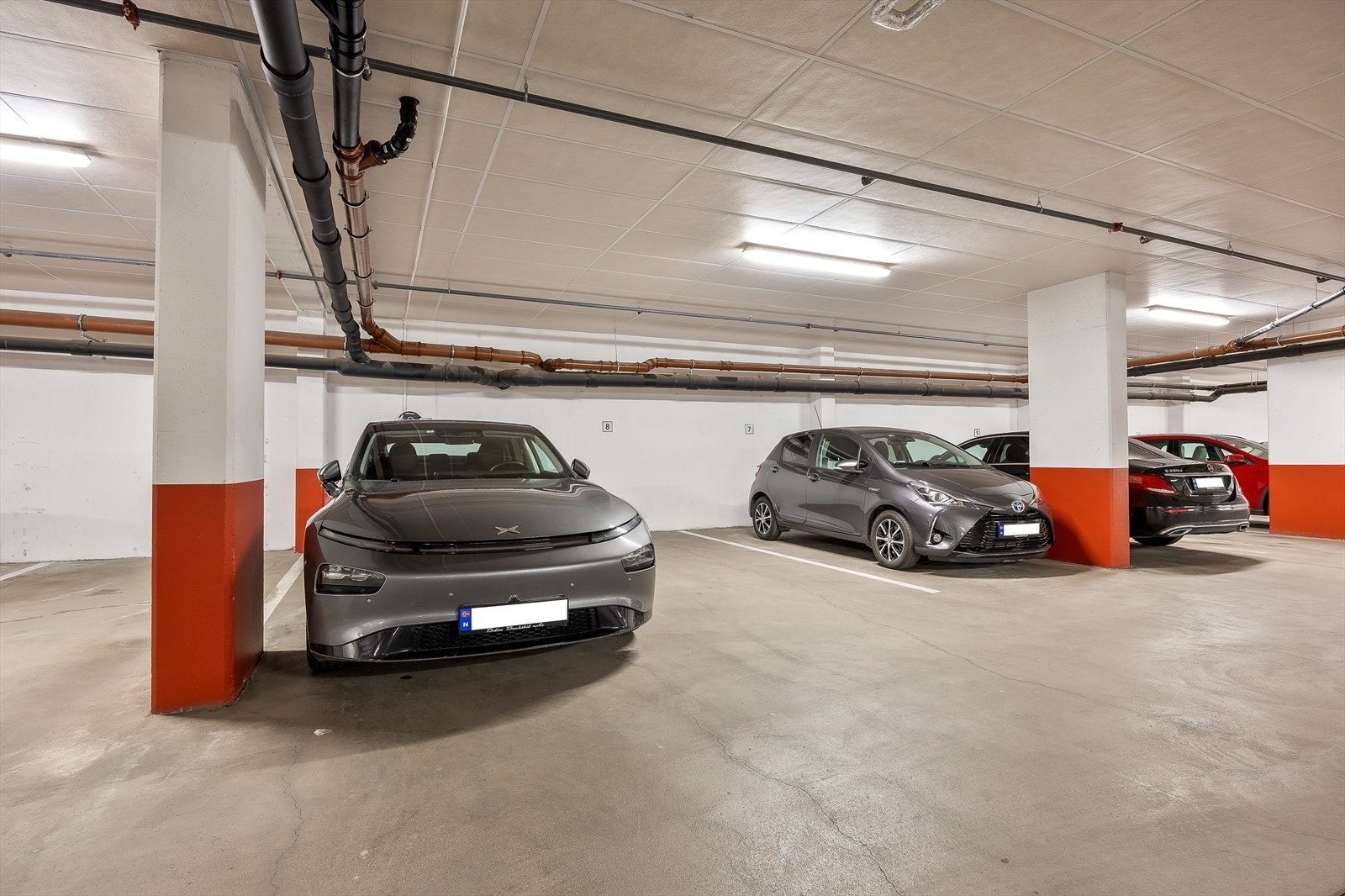 Oppvarmet garasjeanlegg med egen parkeringsplass og elbillader følger boligen. Galleribilde
