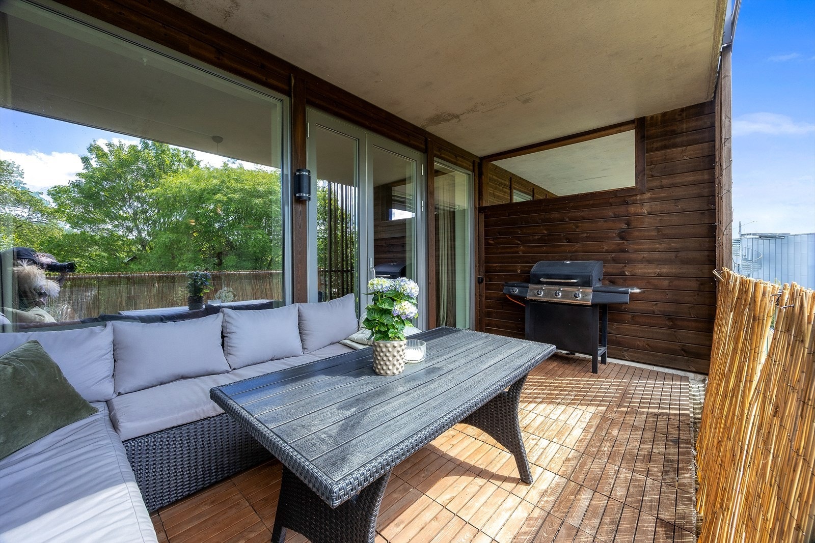 Balkongen byr på sommerhygge med god plass til møblement og grilling. Galleribilde
