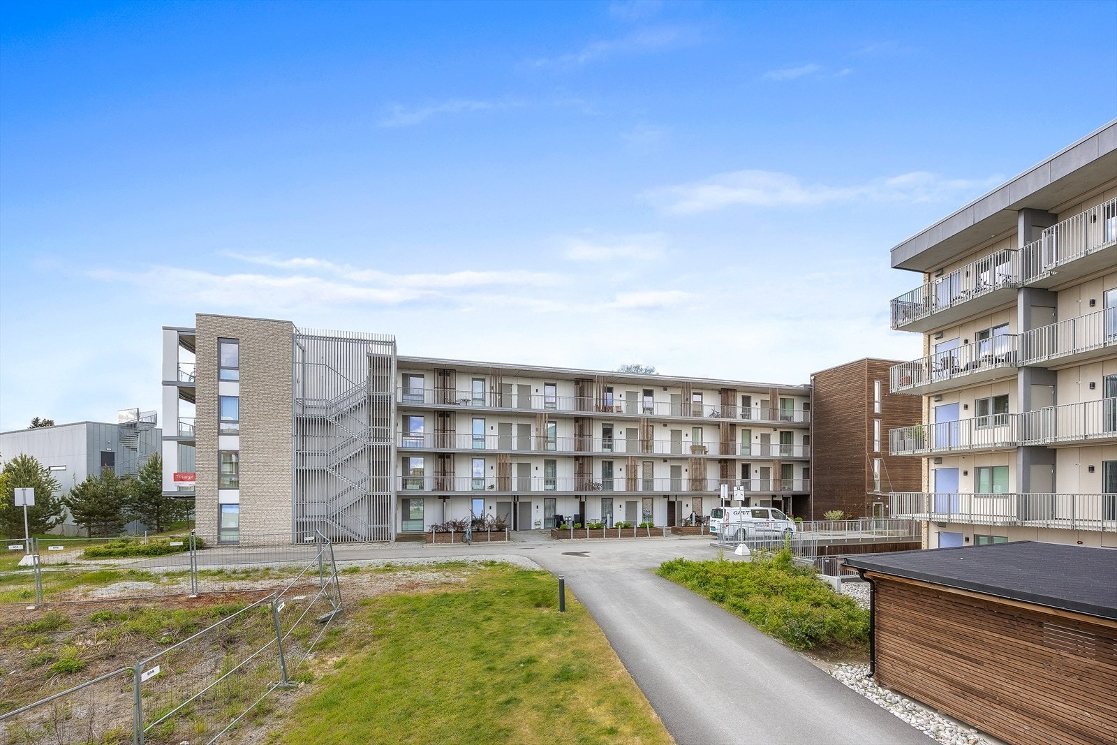 Råholt byr på variert boligmasse og nærhet til skoler, butikker og kollektivtilbud. Fra leiligheten har man gangavstand til alt man trenger. Galleribilde
