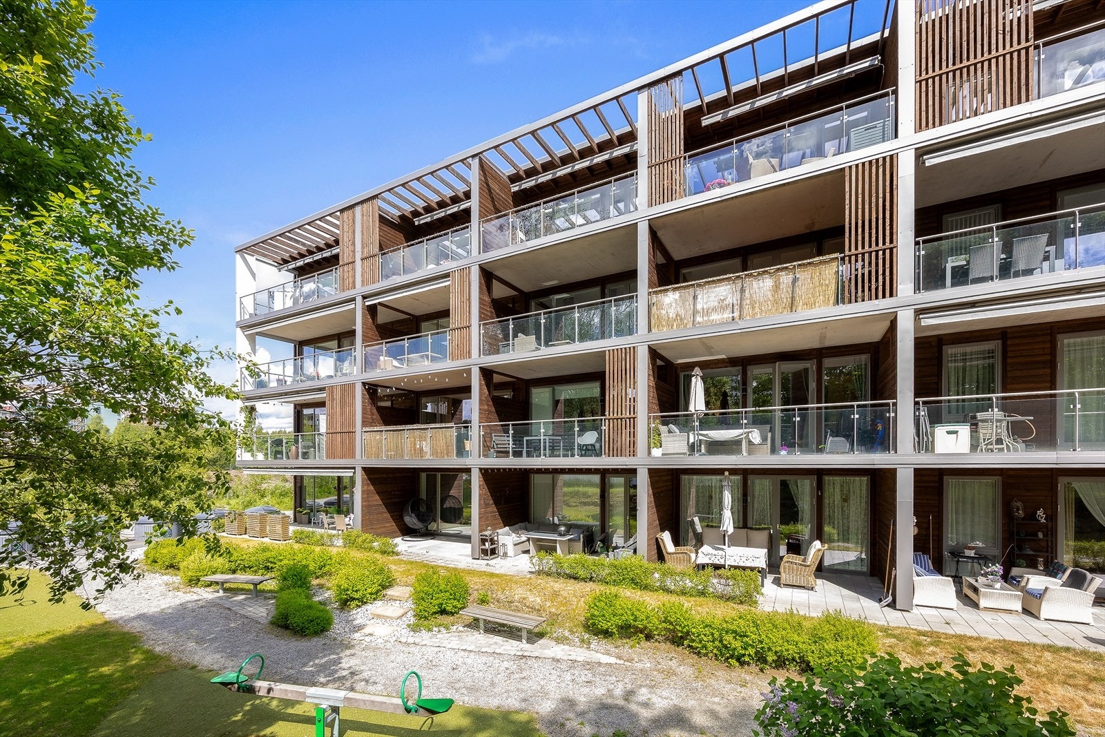 Bygget har moderne arkitektur, store balkonger og frodige fellesområder. Leiligheten ligger i 3. etasje. Galleribilde