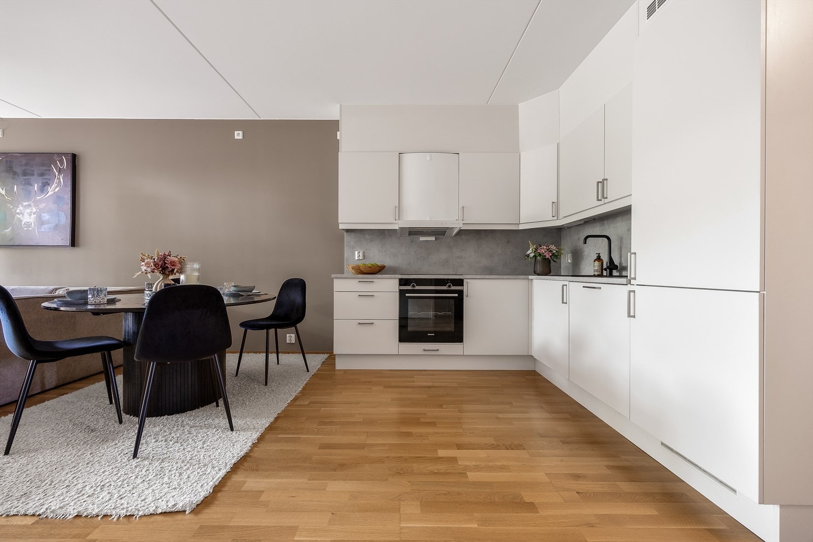 Alle hvitevarer er integrert på kjøkkenet. Fine detaljer med farger på kitchenboard og servant. Galleribilde