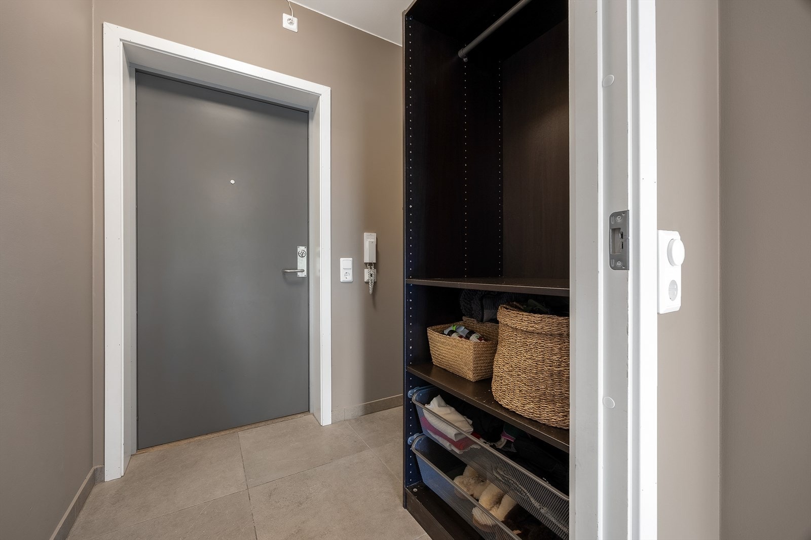 Entré med flislagt gulv og skyvedørsgarderobe for effektiv lagring. Galleribilde