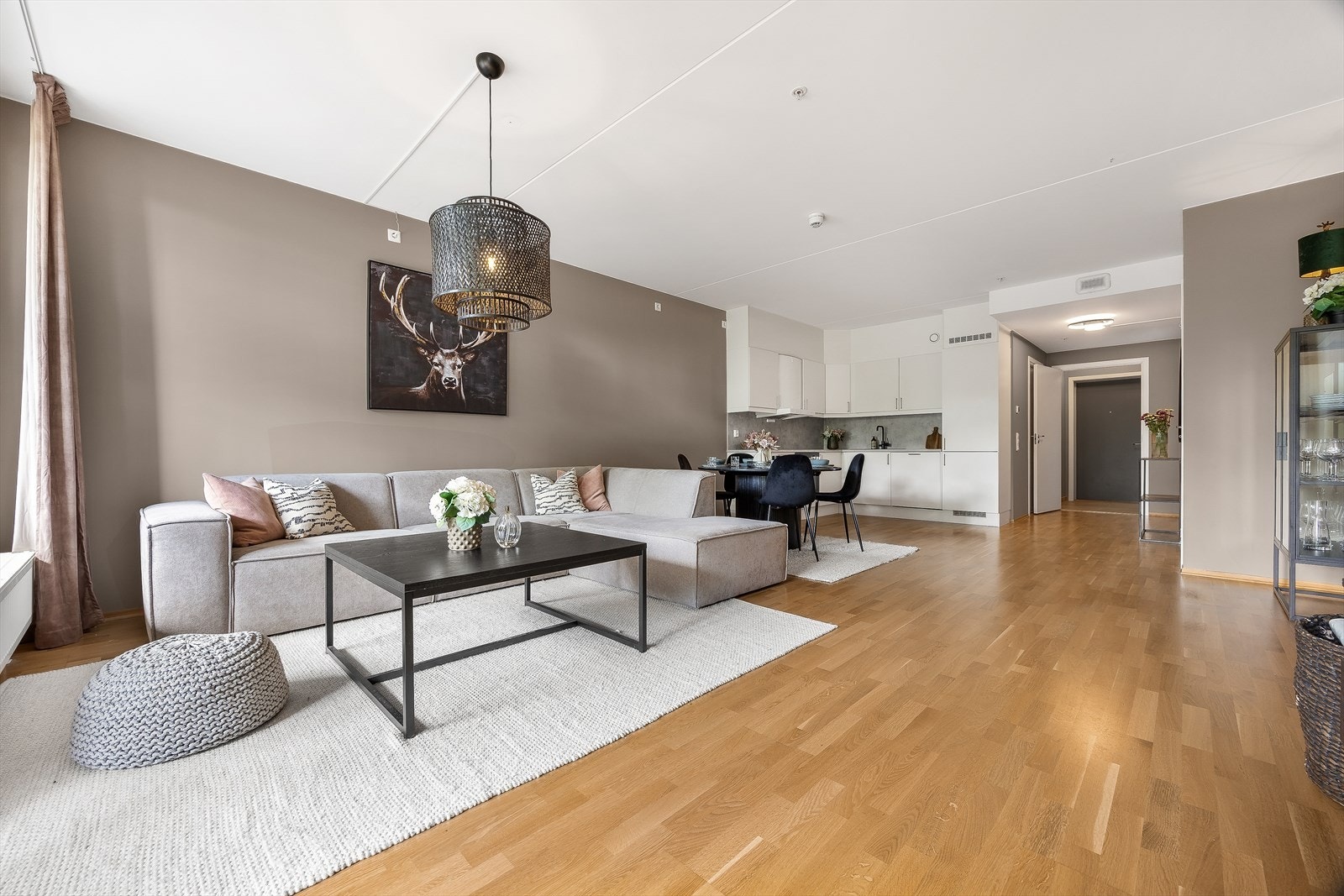 Leiligheten byr på gjennomgående parkett og harmonisk fargevalg for et helhetlig uttrykk. Galleribilde