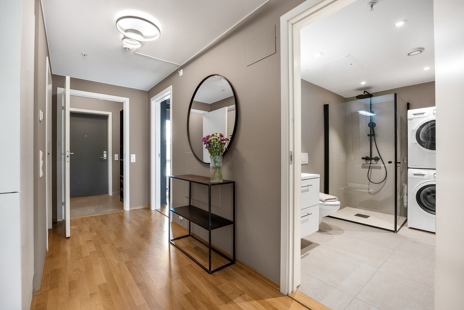 Videre inn i boligen finnes en romslig gang med plass til møblementer før du kommer til badet. Galleribilde