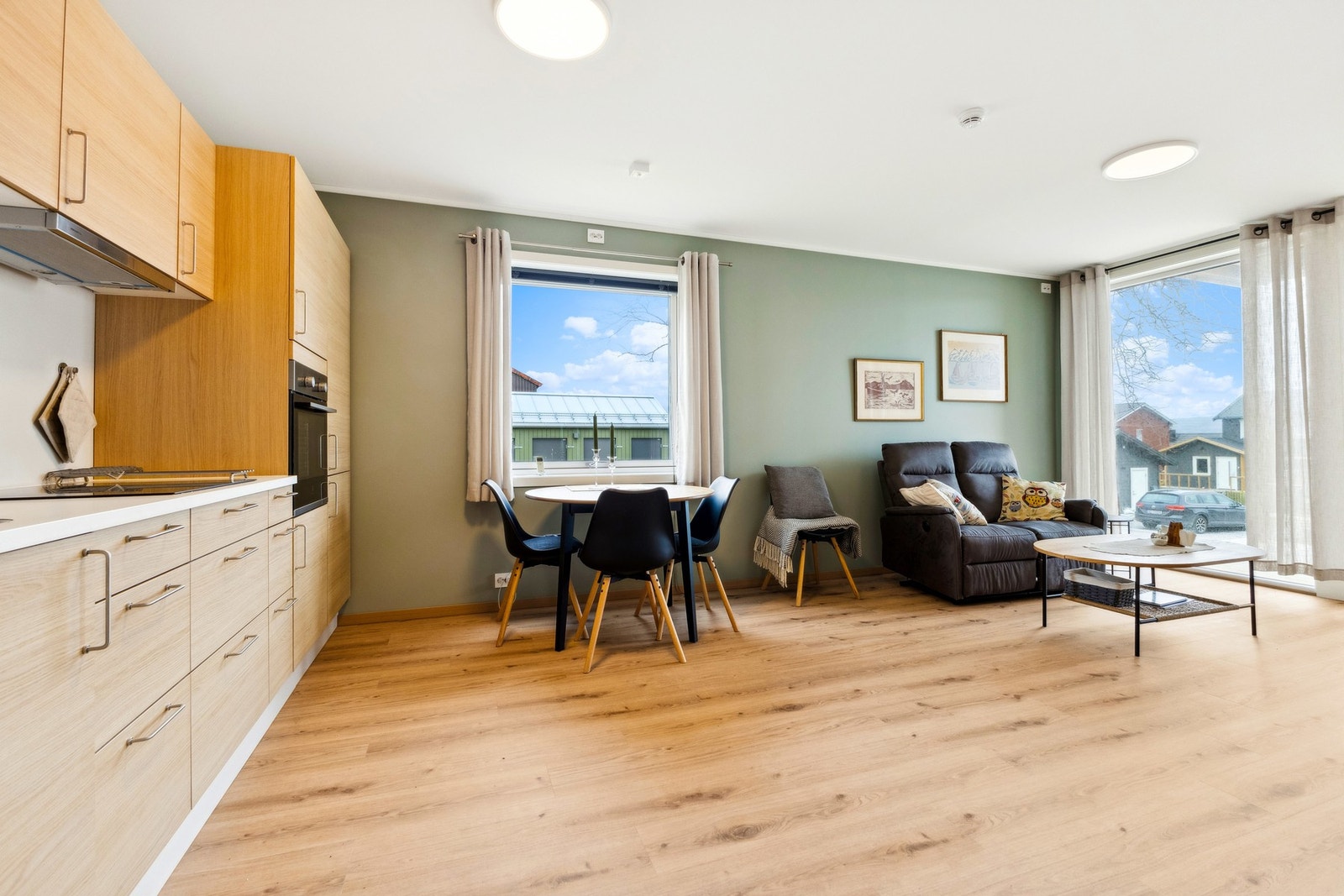 Leiligheten er 51m² og har åpen stue/kjøkkenløsning, et romslig bad, entré, soverom og utvendig disponibel bodplass. Galleribilde