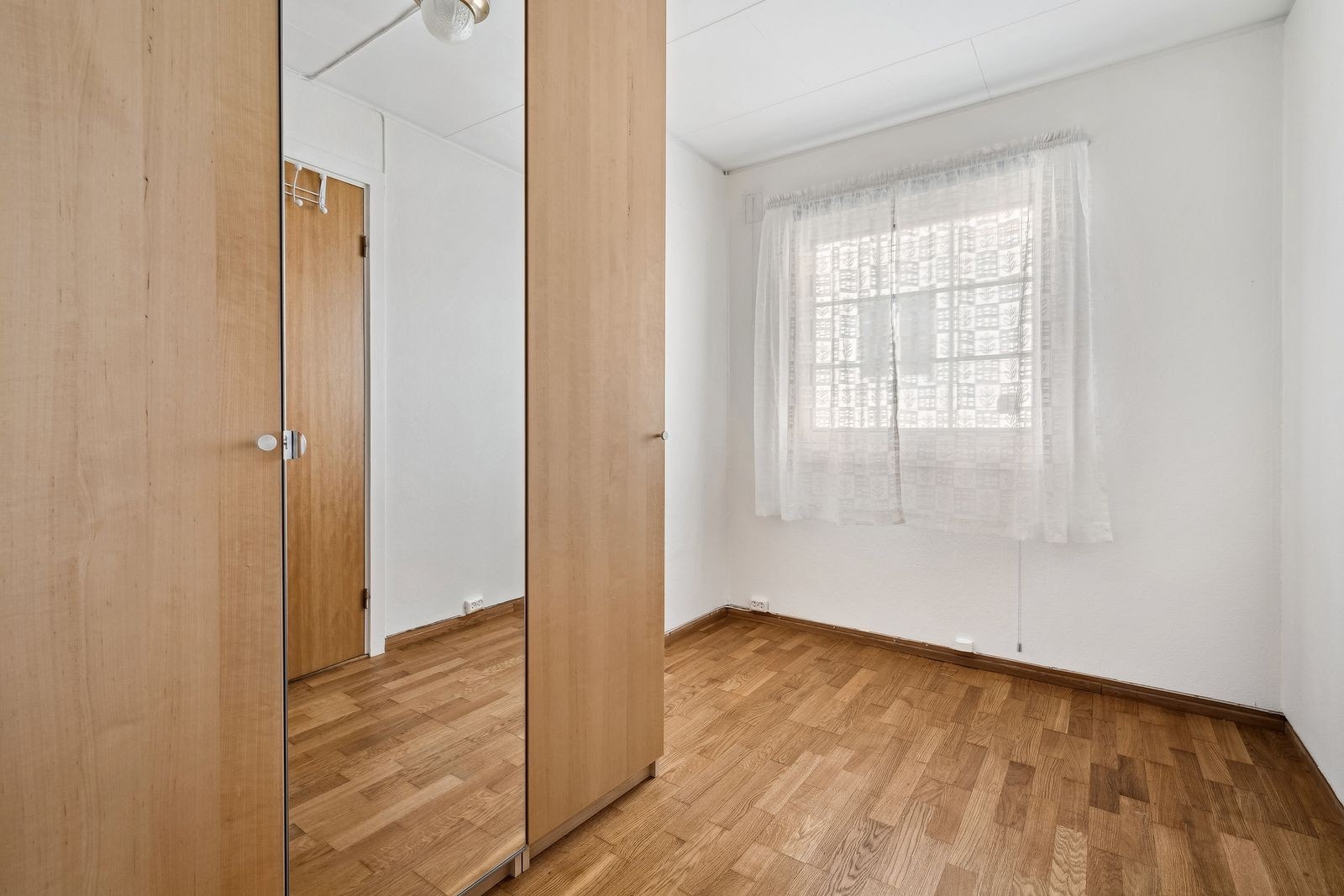 Soverom - del av garderobeskap kan enkelt flyttes slik at det er god plass til større seng. Galleribilde