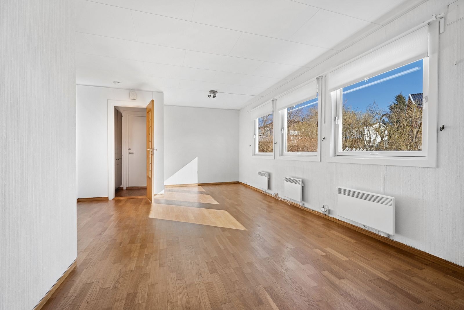 Romslig og lys stue med god plass til møblement. Galleribilde