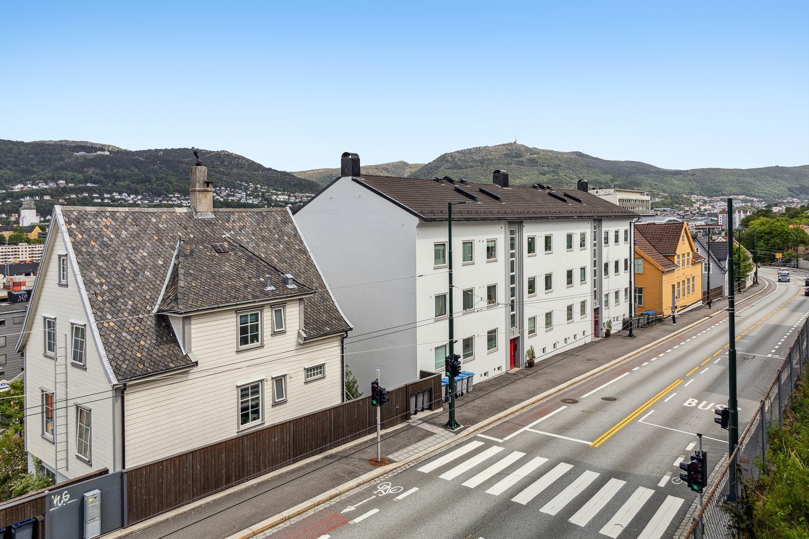 Rett over veien har du bussholdeplass som har hyppige avganger. Galleribilde