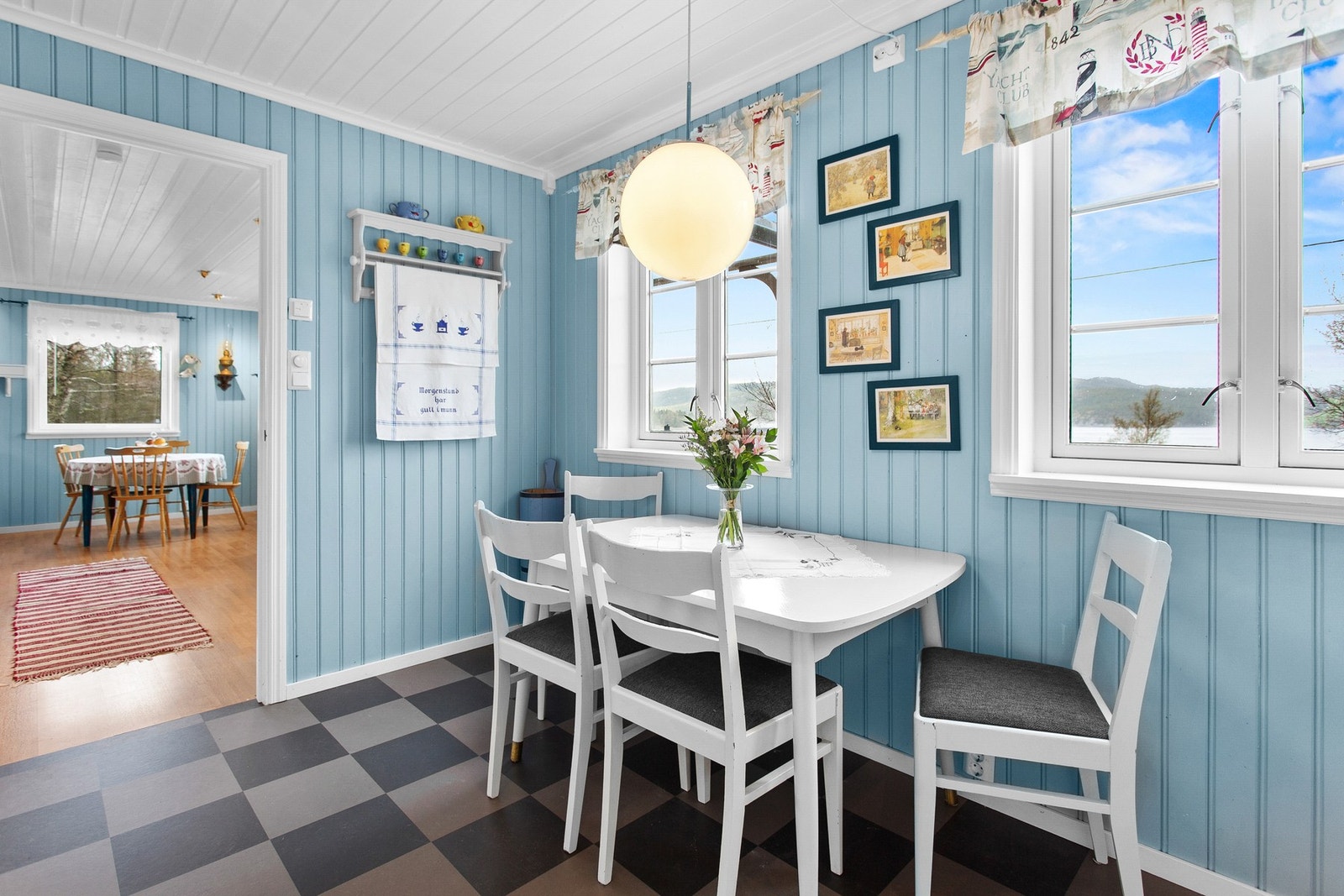 På kjøkkenet har man god plass til spisebord. Galleribilde