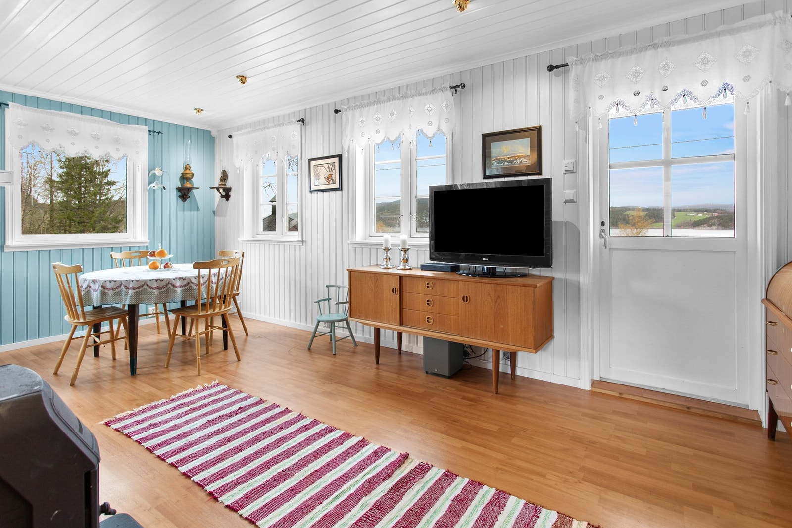 Stuen oppleves lys og innbydende med spotter i tak og god plass til både spisegruppe og sofagruppe på stue. Galleribilde