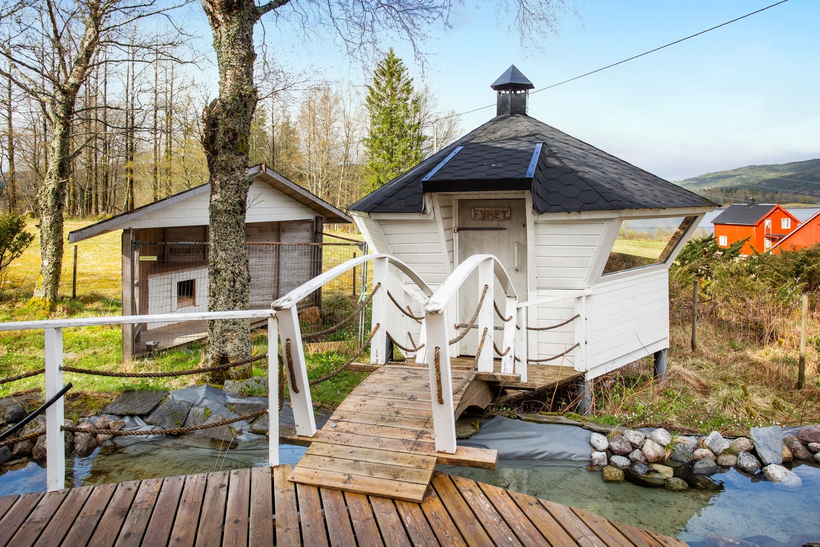 Boligen har en rimslig veranda og en et hyggelig hagehus. Galleribilde