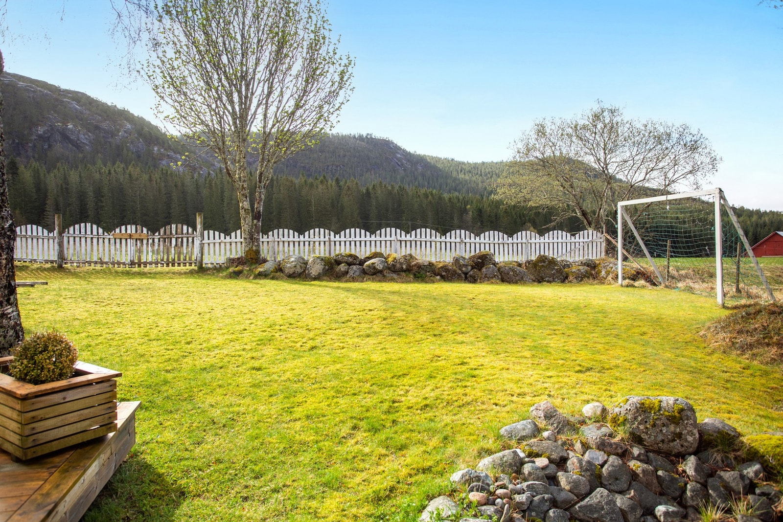 Romslig hage med god plass til fotballsparking. Galleribilde