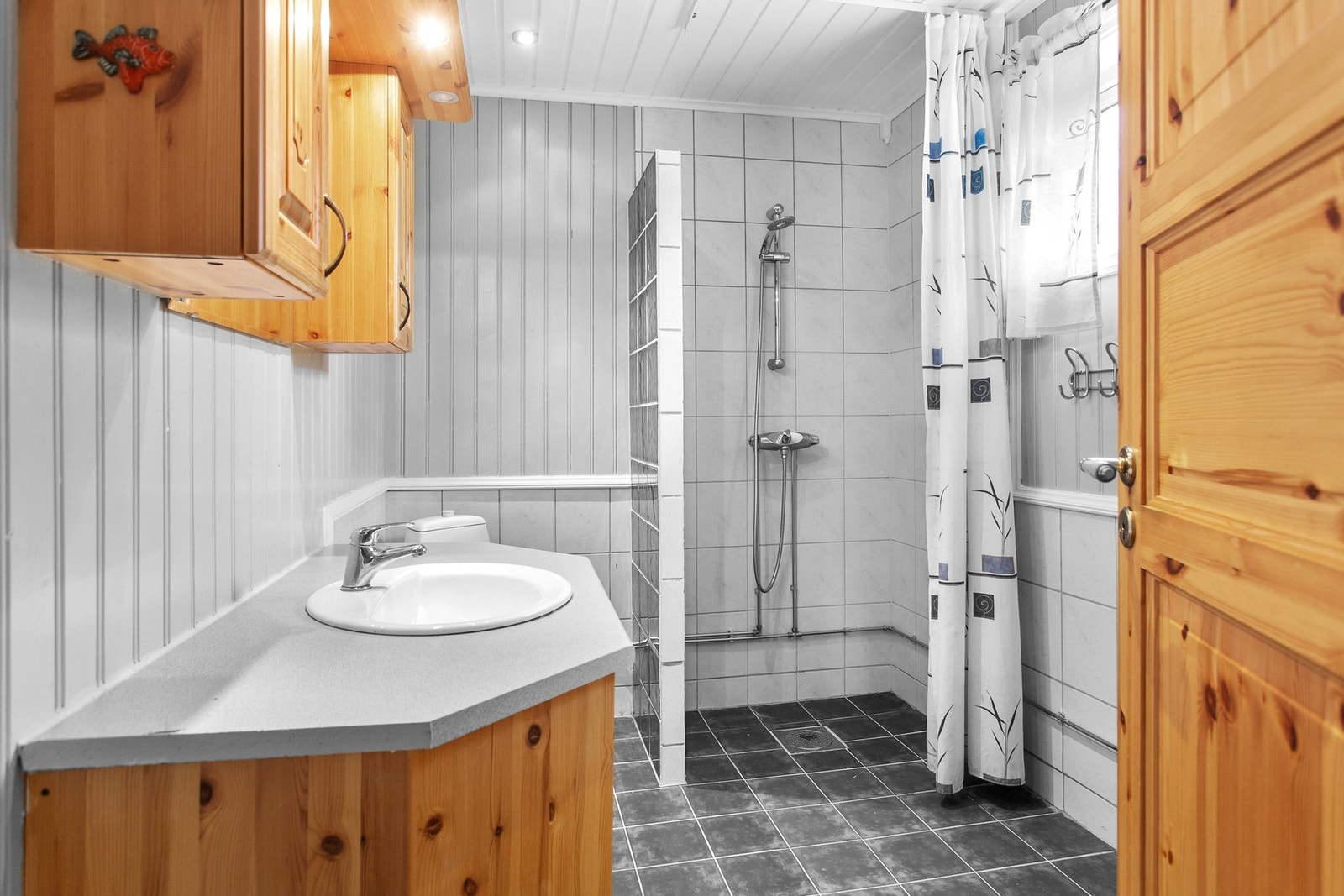 Flislagt bad med varme i gulv. Galleribilde