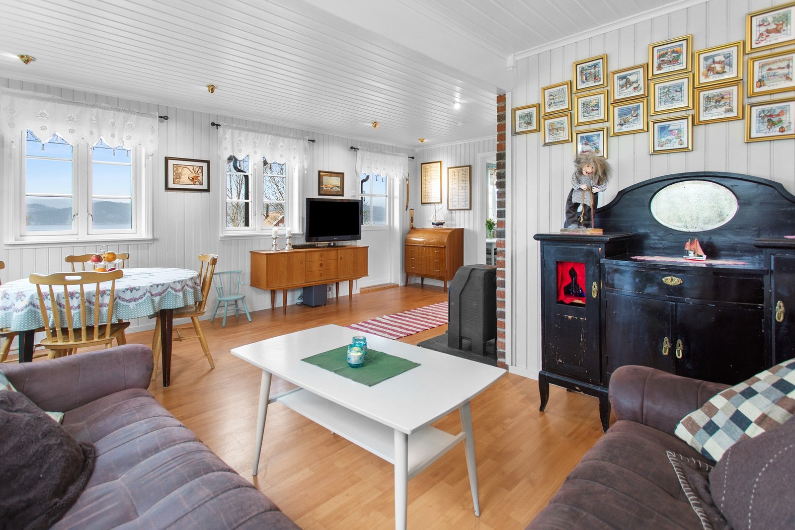 Store vindusflater slipper inn godt med naturlig lysinnslipp. Galleribilde