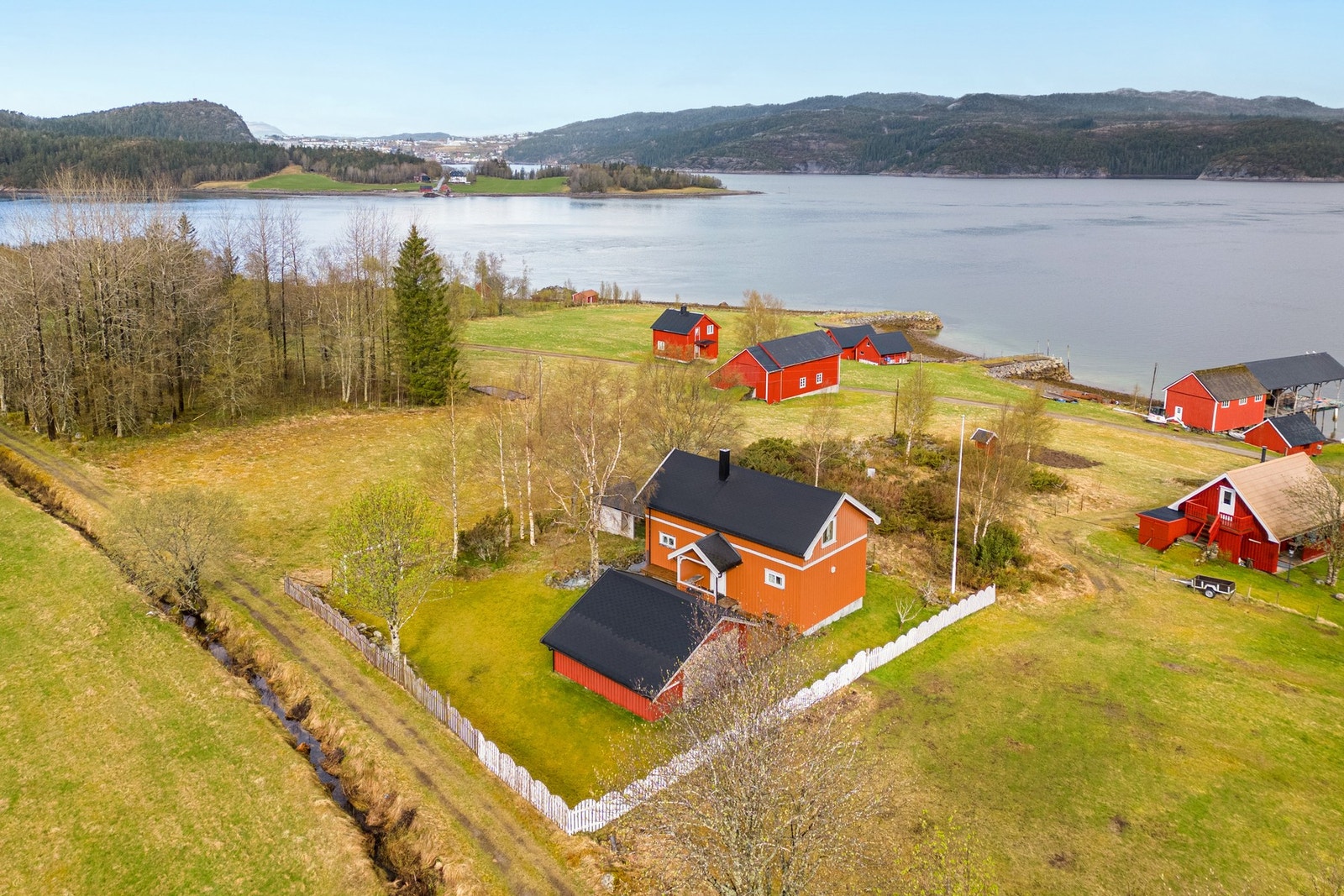 Romslig eiendom som er beplantet med plen. Galleribilde