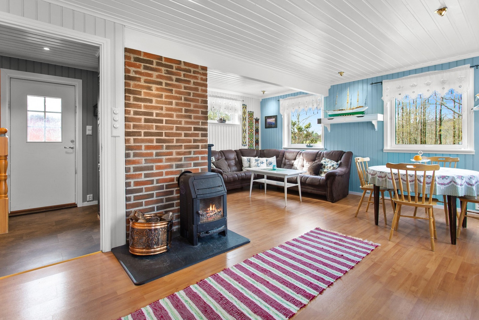 Boligen har en arealeffektiv planløsning med totalt fire soverom, bad, kjøkken, innvendig bod og stue. Galleribilde