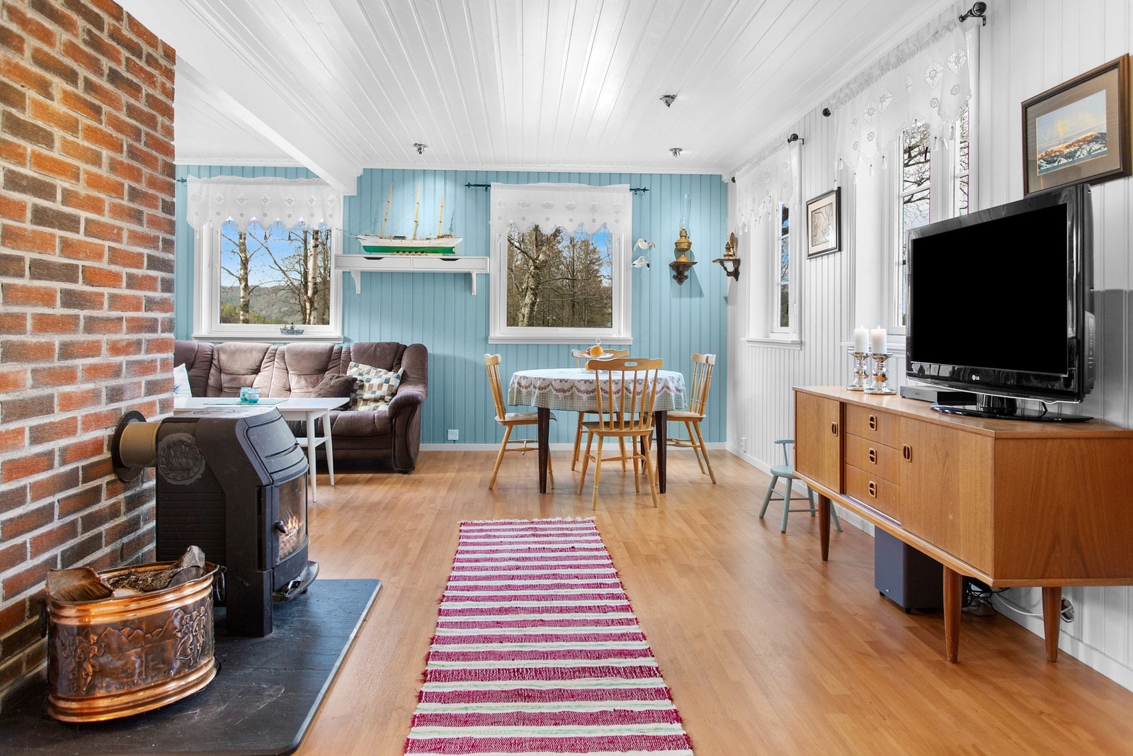 Boligen varmes opp med strøm og vedfyring. Galleribilde