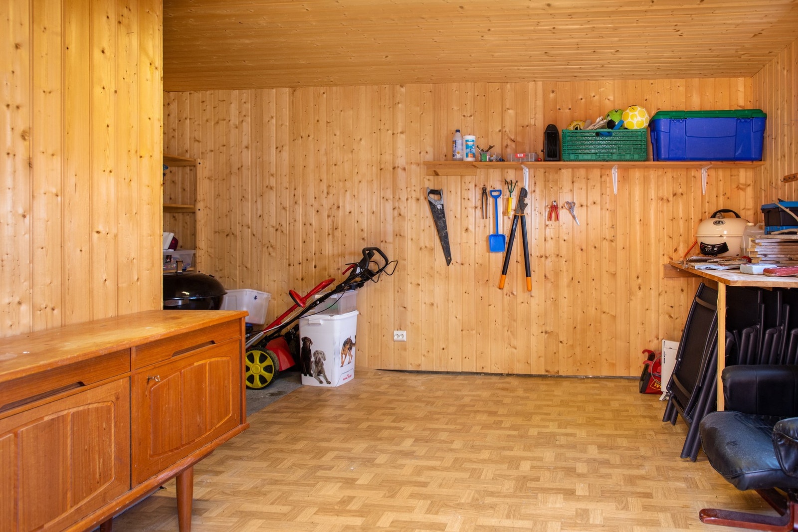 Inne i boden har man god plass til lagring av hagemøbler ect. Galleribilde