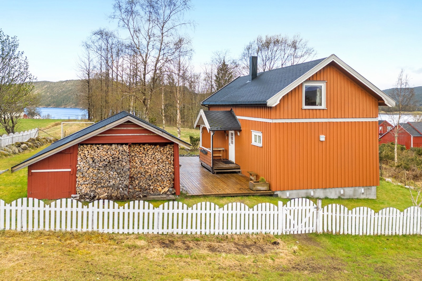 Boligen er fra 2001 og har en utebod fra samme år. Galleribilde