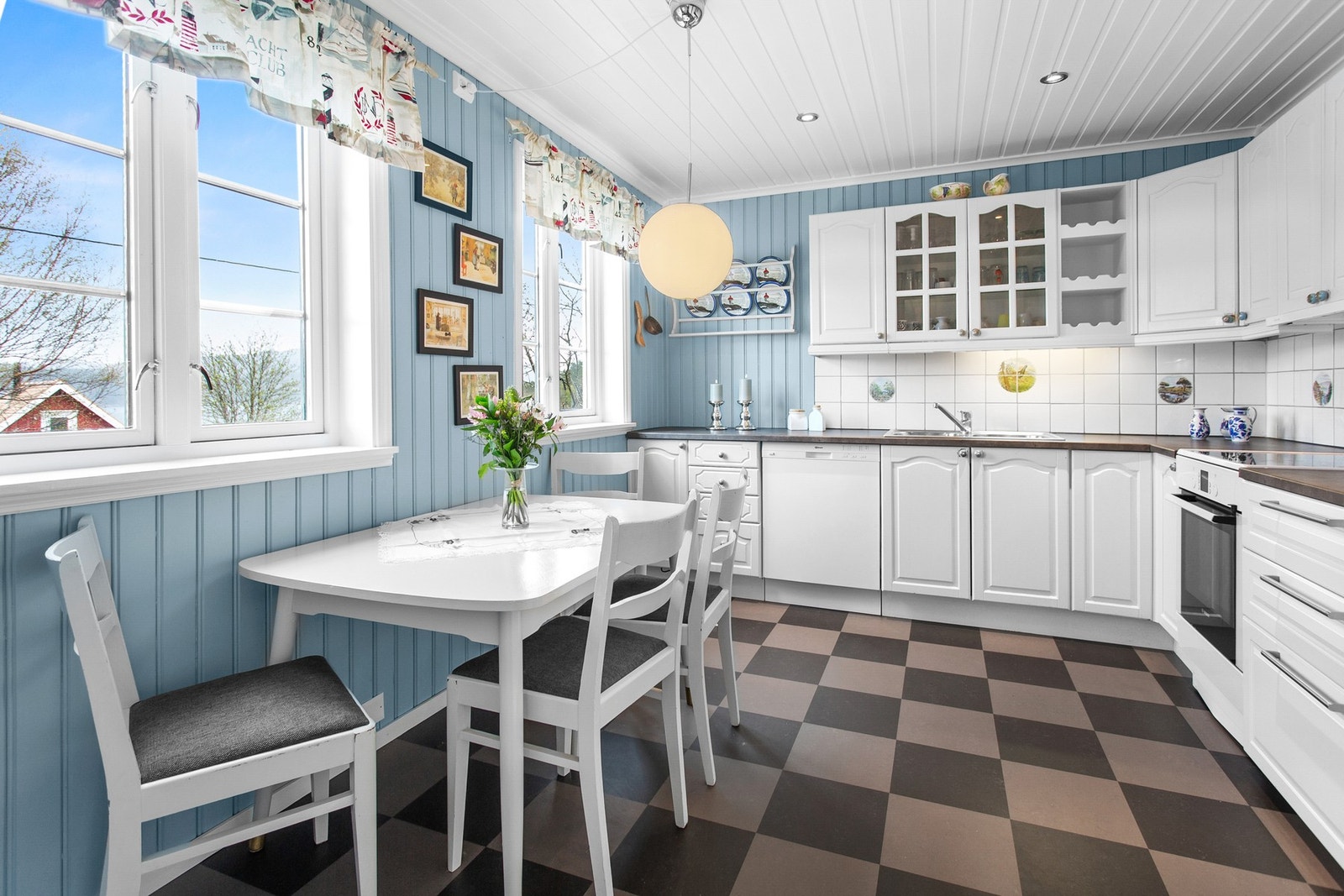 Stort kjøkken med mye skap- og benkeplass. Galleribilde