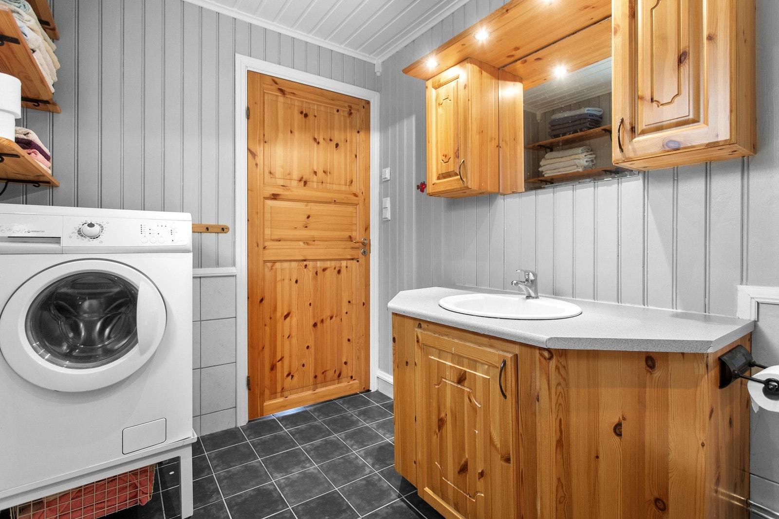 Badet har opplegg for vaskemaskin. Galleribilde