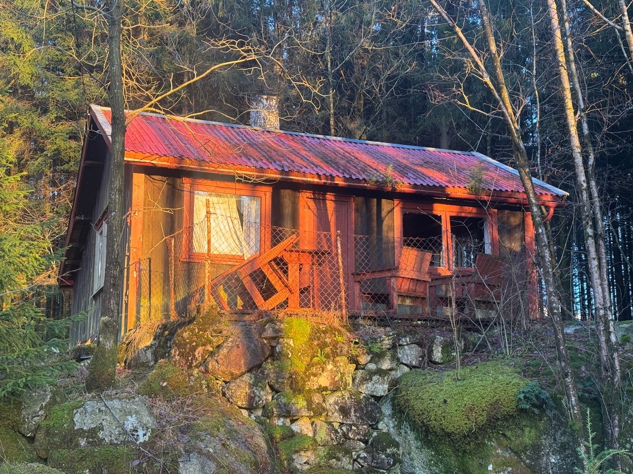 Hytten er i meget dårlig tilstand og må betraktes som et rivningsobjekt Galleribilde