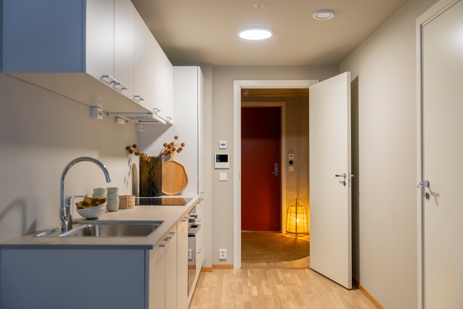 Lekkert kjøkken med integrerte hvitevarer. Bildet er tatt fra en annen leilighet i prosjektet. Galleribilde